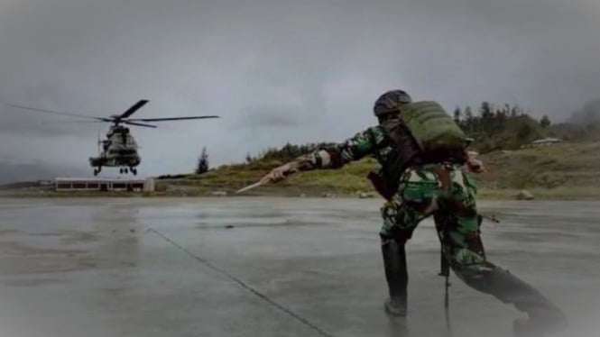 VIVA Militer: Prajurit Kopasgat TNI daratkan caracal di Ilaga.