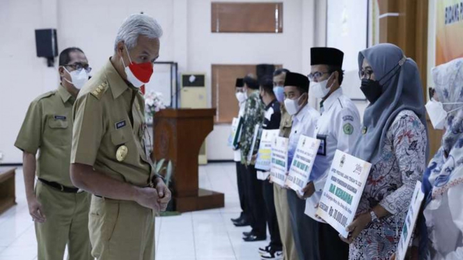 Gubernur Jawa Tengah Ganjar Pranowo beri bantuan untuk 2.201 lembaga pendidikan