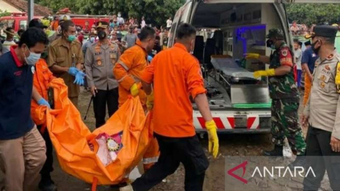 Petugas membawa korban kebakaran di Pondok Pesantren Miftahul Khoirot Karawang