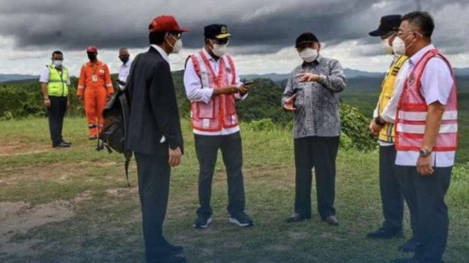 Menteri Perhubungan Budi Karya Sumadi didampingi Gubernur Kalimantan Timur Isran Noor dan sejumlah pejabat saat meninjau lokasi rencana pembangunan bandara di Ibu Kota Negara (IKN) Nusantara di wilayah Provinsi Kalimantan Timur, Senin, 21 Februari 2022.