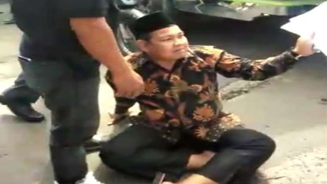 Anggota DPRD Kabupaten Bogor duduk di tengah jalan mengadang truk