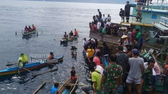 FOTO ARSIP - Tim SAR Basarnas Ambon, Maluku, Selasa, 30 November 2021, menghentikan operasi pencarian setelah berhasil menemukan jasad seorang nelayan yang tenggelam di kedalaman 25 meter.