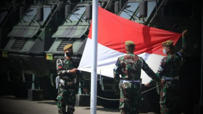 VIVA Militer: Pengibaran bendera setengah tiang di Markas Pusdikarmed TNI.