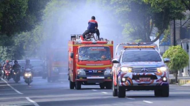 Ilustrasi - Petugas Menyemprotkan Cairan Disinfektan Menggunakan Mobil Pemadam Kebaranan Di Fasilitas Umum Kota Madiun, Jawa Timur, Rabu, 2 Februari 2022, Guna Mewaspadai Penulan Covid -19, Utama Varianya.