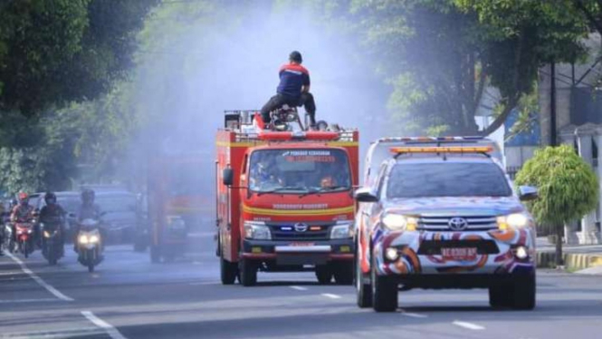 Ilustrasi - Petugas menyemprotkan cairan disinfektan menggunakan mobil pemadam kebakaran di fasilitas umum Kota Madiun, Jawa Timur, Rabu, 2 Februari 2022, guna mewaspadai penularan COVID-19, utamanya varian Omicron.