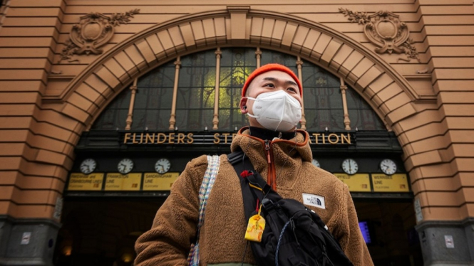 Penggunaan masker di dalam ruangan tidak lagi diwajibkan di Kota Melbourne kecuali untuk beberapa situasi seperti di transportasi umum mulai akhir pekan ini. (AAP: Daniel Pockett)
