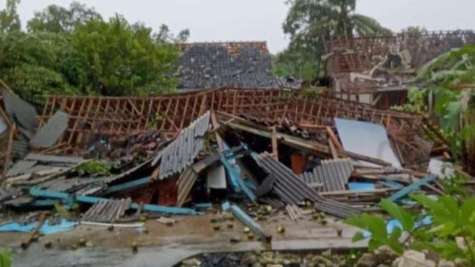 BPBD Kabupaten Gunung Kidul, Daerah Istimewa Yogyakarta mencatat sedikitnya 527 rumah rusak ringan hingga berat akibat diterjang angin kencang yang melanda wilayah ini pada Selasa, 22 Februari 2022.