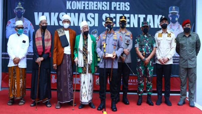 Kapolri menghadiri vaksinasi massal di Banten