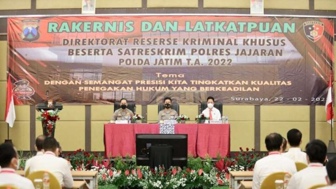 Kapolda membuka rakernis dan latkatpuan penyidik Ditreskrimsus Polda Jatim