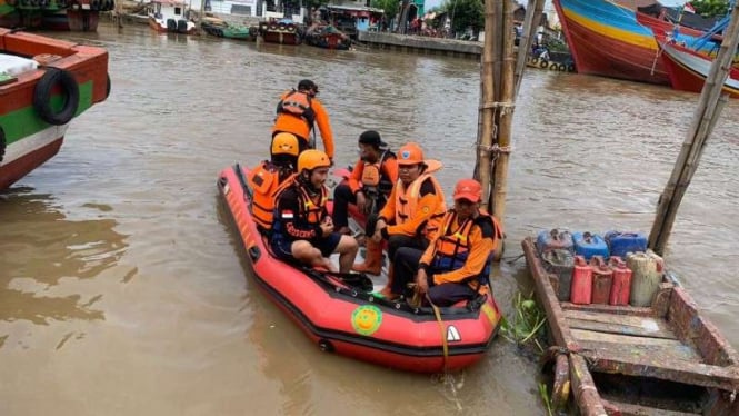 Tim rescue melakukan pencarian di Sungai Silugonggo Juwana Pati.