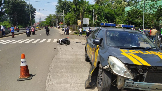 Sebuah mobil sedan patroli Polisi Polres Bogor menabrak tiga pemotor.