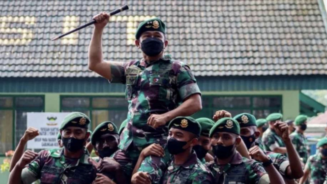 VIVA Militer: Pangkostrad Mayjen TNI Maruli Simanjuntak saat meninjau pasukannya