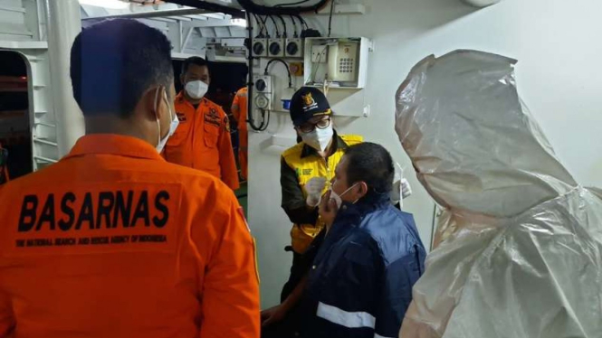 Tim medis memeriksa awal kapal berbendera China di perairan Takalar, Sulsel