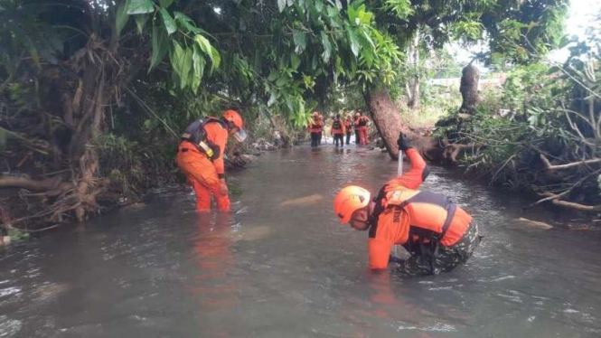 Tim SAR gabungan saat mencari pemuda yang terseret arus di Kabupaten Jeneponto.