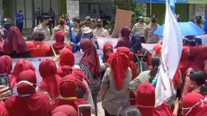Ibu-ibu di Tangerang gelar demonstrasi tolak aturan JHT.