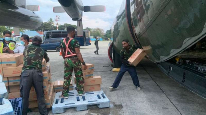 Pesawat Hercules TNI AU mengangkut minyak goreng ke Papua