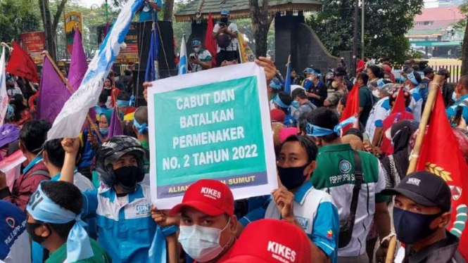 Buruh demo soal aturan JHT di Medan.