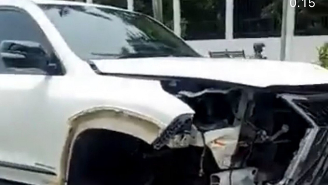 Mobil mewah Lexus LX570 kecelakaan di Jalan Gatot Subroto, Jakarta Selatan.