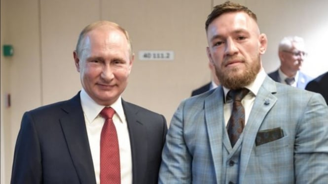 Presiden Rusia, Vladimir Putin bersama petarung UFC, Conor Mcgregor. 