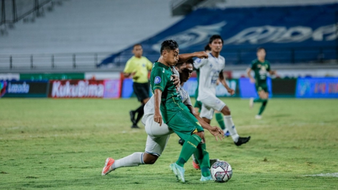 Persebaya Surabaya melawan Arema FC
