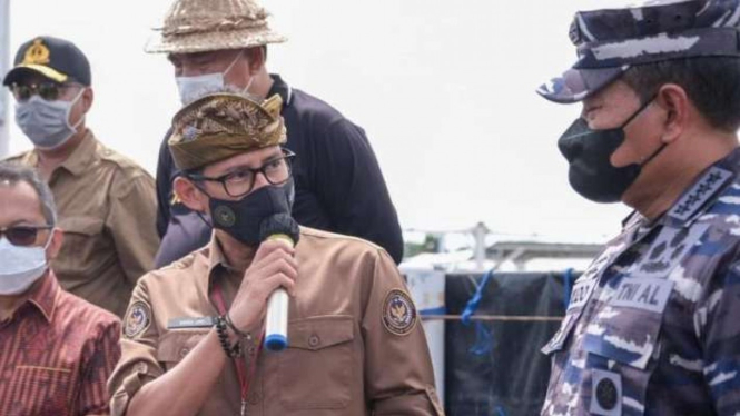 Menteri Pariwisata dan Ekonomi Kreatif Sandiaga Uno dengan KSAL Laksamana TNI Yudo Margono