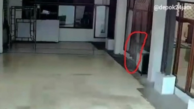 Bayangan putih yang viral di masjid.