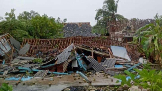 Rumah rusak akibat angin kencang di Kabupaten Gunung Kidul, DIY.