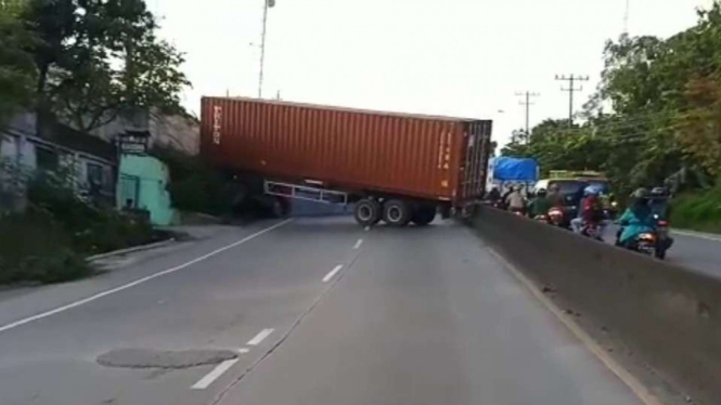 Truk kontainer melintang jalan setelah dihantam truk box di Semarang, Jateng.
