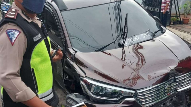 Kecelakaan 3 Mobil Di Senen, Roda Kendaraan Sampai Copot