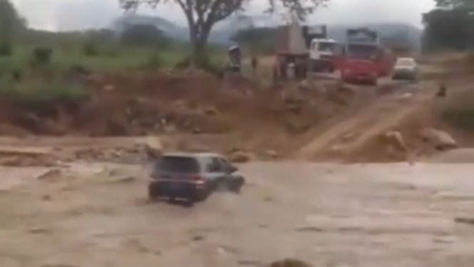 Detik-detik mobil Toyota Rp2 miliar terjun ke sungai.