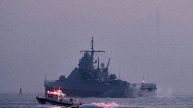 Kapal patroli Angkatan Laut Rusia korvet kelas Bykov Dmitry Rogachev berlayar di Bosphorus dalam perjalanannya ke Laut Hitam, di Istanbul, Turki (16/2/2022).