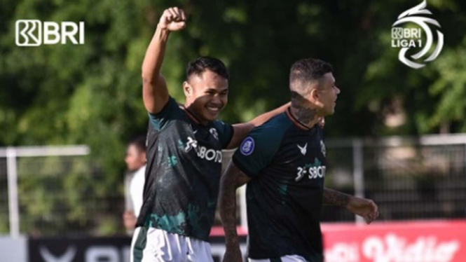 Selebrasi Dimas Drajad usai bobol gawang PSS Sleman