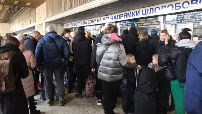 Warga Ukraina mengantre membeli tiket di statiun kereta Kharkiv. 