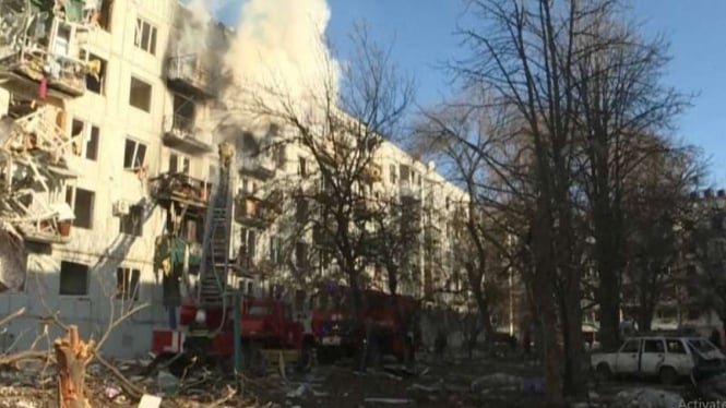 VIVA Militer: Pemukiman warga Kharkiv, Ukraina, hancur terkena serangan Rusia