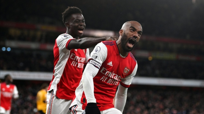Pemain Arsenal, Alexandre Lacazette dan Bukayo Saka, merayakan gol. 