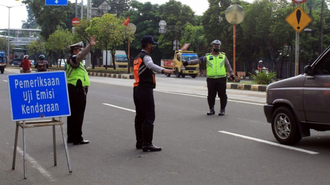 Razia uji emisi kendaraan bermotor di DKI Jakarta.