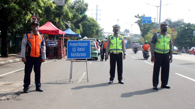 Razia uji emisi kendaraan bermotor di DKI Jakarta.