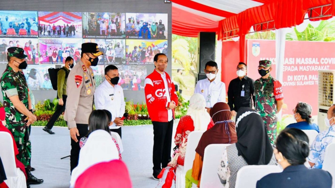 Presiden Jokowi Meninjau Vaksinasi COVID-19 di Kota Palu Sulawesi Tengah