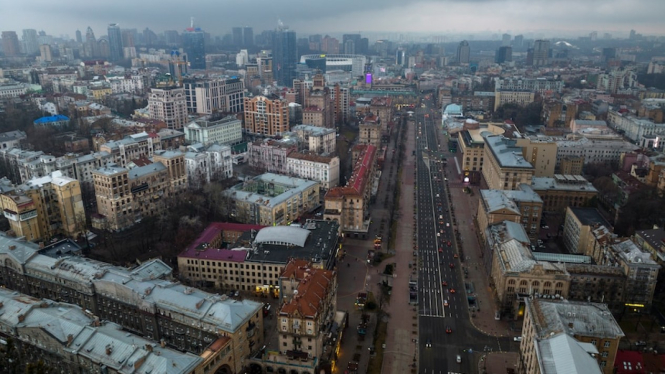 Awan suram menggantung di atas Kyiv pada pagi hari invasi Rusia. (AP:Â Emilio Morenatti)