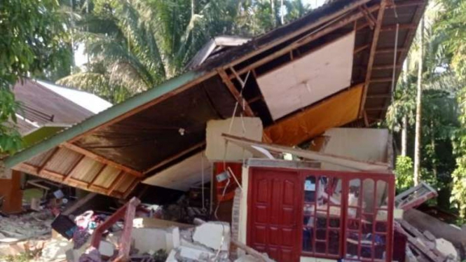 Kondisi bangunan terdampak gempa bermagnitudo (M) 6,1 di Pasaman Barat.