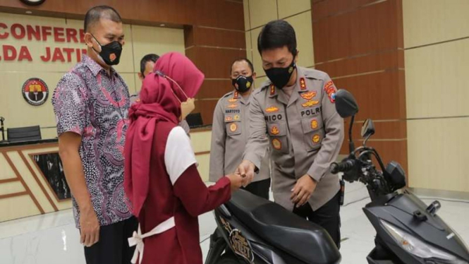 Kapolda Jatim menyerahkan motor ojol wanita yang dicuri