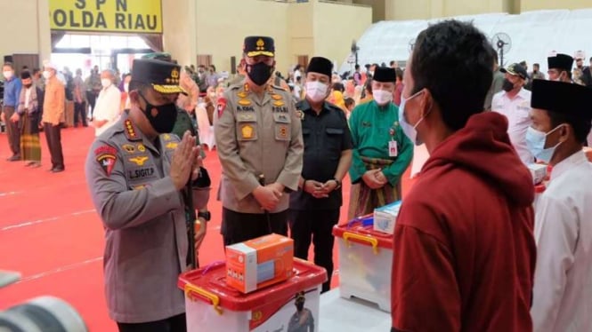 Kapolri dan Kapolda Riau memantau akselerasi vaksinasi massal