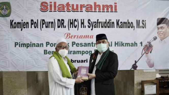 Wakil Ketua Dewan Masjid Indonesia Haji Syafruddin (kanan).