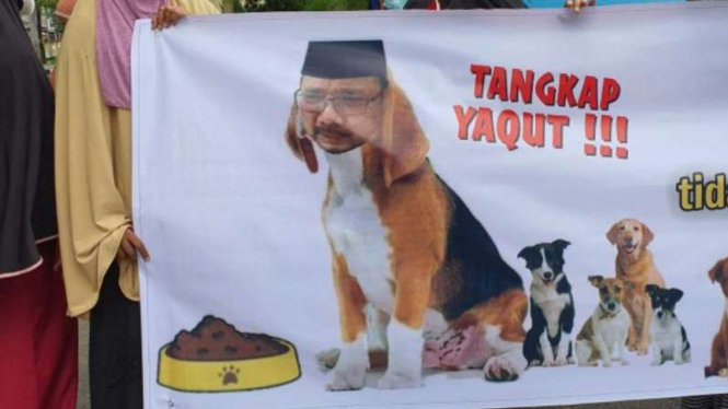 Emak-emak gelar demonstrasi sambil membawa poster anjing berkepala Menag Yaqut.