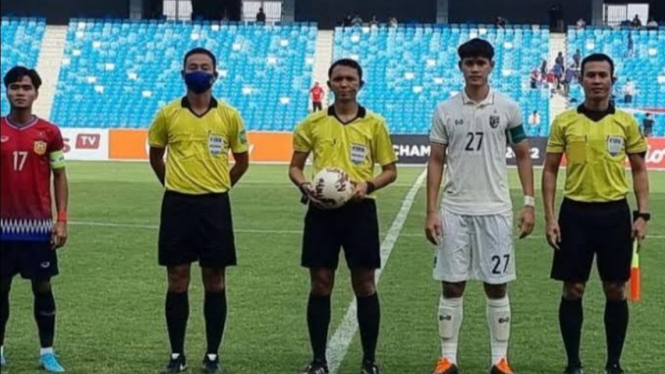 Wasit Indonesia, Yudi Nurcahya saat memimpin laga semifinal Piala AFF U-23 2022.
