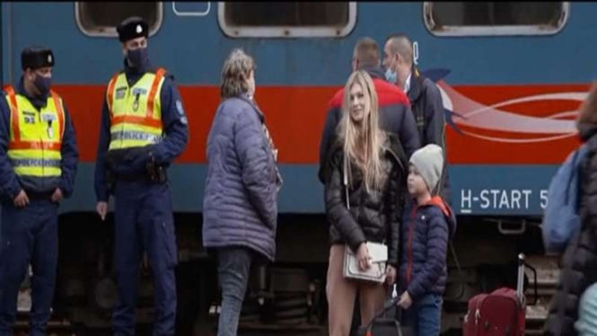 Sejumlah pengungsi warga Ukraina tiba di Hongaria