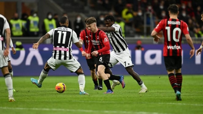 Pertandingan AC Milan vs Udinese. 