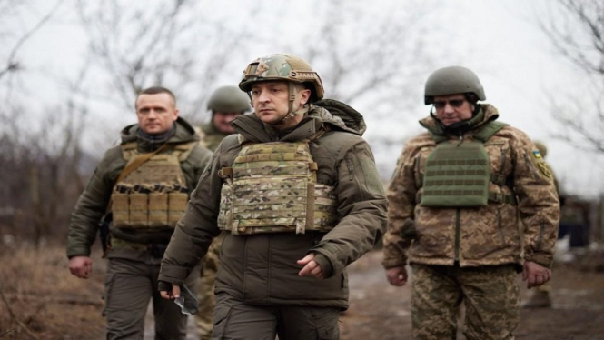 Presiden Ukraina Volodymyr Zelensky berseragam perang