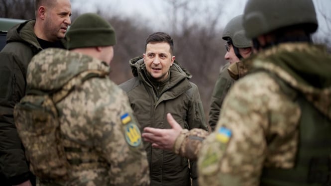 Presiden Ukraina Volodymyr Zelensky bersama tentara Ukraina
