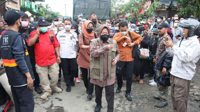 Menteri Sosial Tri Rismaharini mengunjungi korban gempa di Pasaman Barat.